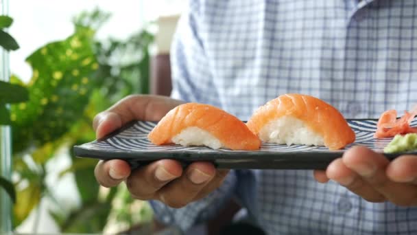 Sushi tradicional japonês nigiri com salmão na placa — Vídeo de Stock