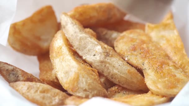 Savoureux fraichement fait croustilles de pommes de terre de salaire dans une assiette — Video