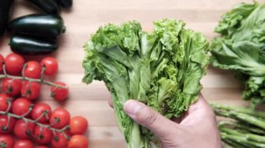 El ele tutuşan marul yaprağı üst görünümü.