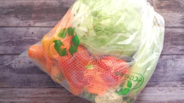 Cartel de flechas recicladas en una bolsa de compras con verduras — Vídeo de stock