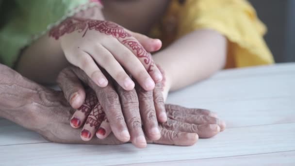 Primer plano de la mano del niño sosteniendo la mano de las mujeres mayores — Vídeos de Stock