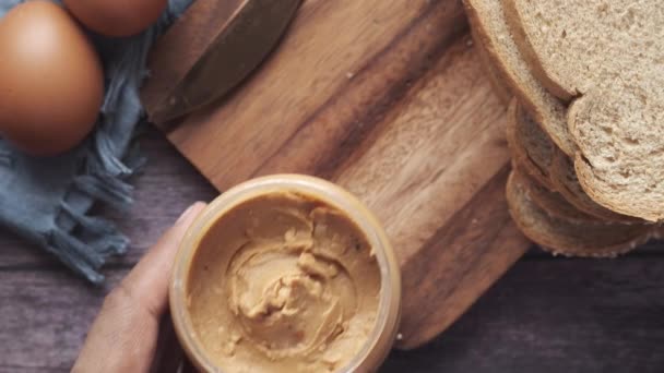 Vista superior de manteiga de amendoim em um recipiente , — Vídeo de Stock