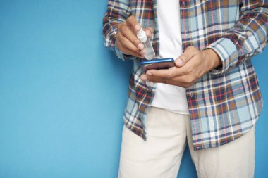 Temizleme cep telefonu görüntüsünü dezenfektan sıvısıyla 