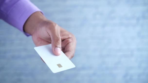 Gros plan de la personne titulaire d'une carte de crédit — Video