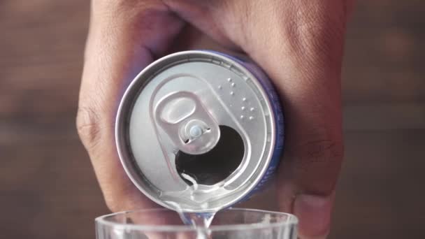Derramando refrigerantes de uma lata de fechar, — Vídeo de Stock