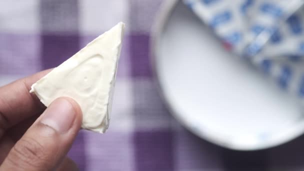 Detalhe tiro de mão segurando queijo fresco — Vídeo de Stock