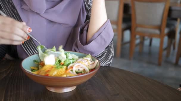 Femmes mangeant du poulet grillé avec de la salsa de mangue dans un bol — Video