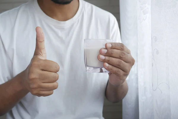 Homme main tenant verre de lait au petit matin — Photo