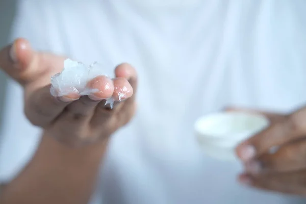 Primer plano de la mano del hombre usando vaselina — Foto de Stock