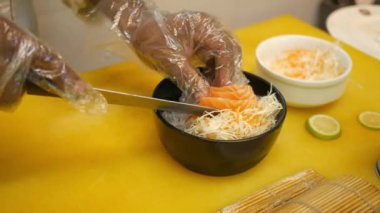 Şef buzlu çiğ somon fileto hazırlıyor..