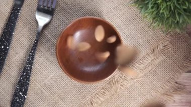 Badem fıstıklarının kaseye düşüşünün en üst görüntüsü 