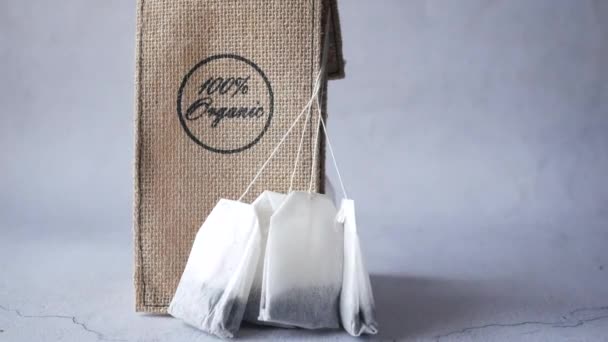 Bolsa de té orgánica con bolsa pequeña en la mesa de cerca — Vídeos de Stock