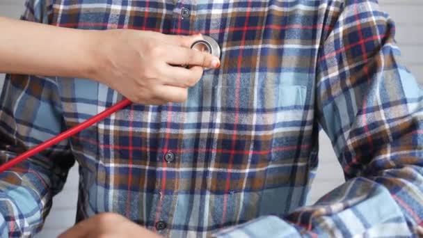 Lekarz za pomocą stetoskopu sprawdzanie ciała, zbliżenie — Wideo stockowe