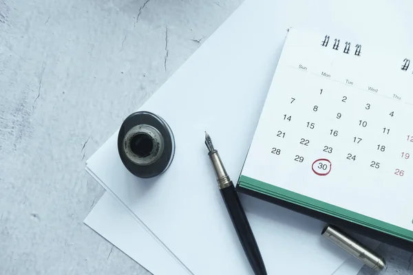 Concetto di scadenza con segno rosso alla data di calendario — Foto Stock