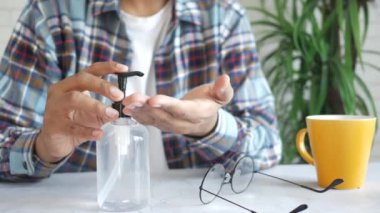 Corona virüsünü önlemek için dezenfekte sıvısı kullanılıyor. 