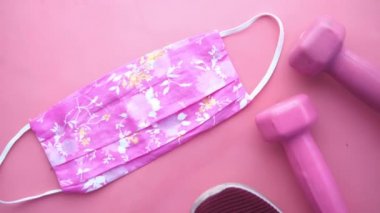  Pembe dambıl, su şişesi ve ev yapımı pembe maske. 