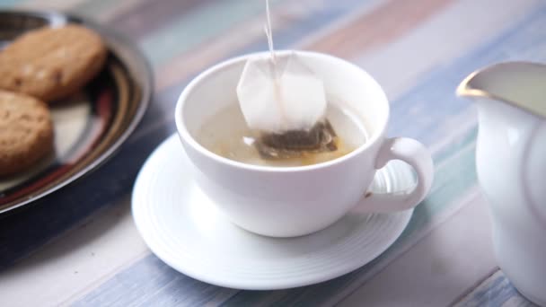 Zelený čaj s čajovým sáčkem na pozadí dlaždice — Stock video