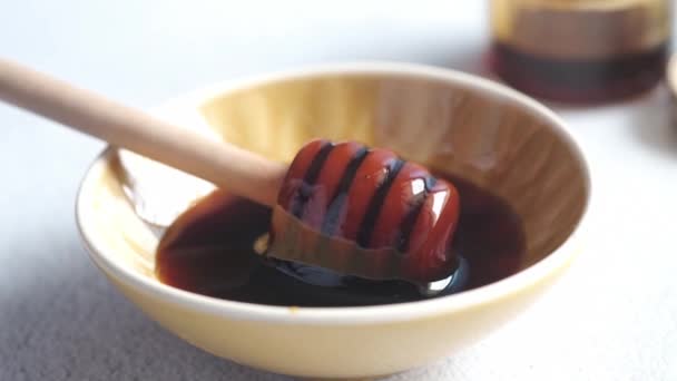 Gros plan de miel frais avec cuillère sur la table — Video