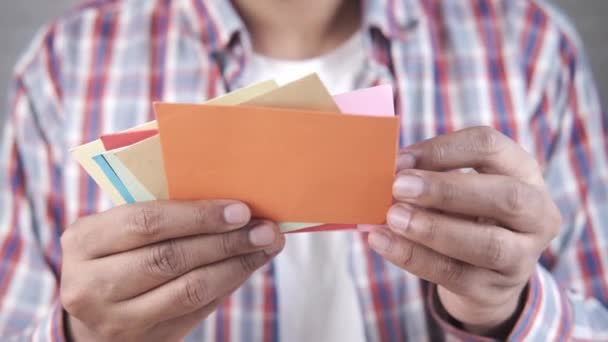 Primer plano de la mano del hombre leyendo una carta de agradecimiento — Vídeos de Stock