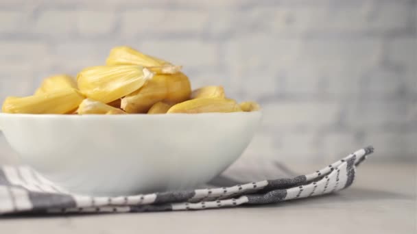 Plátek jackfruits v misce na stole. — Stock video