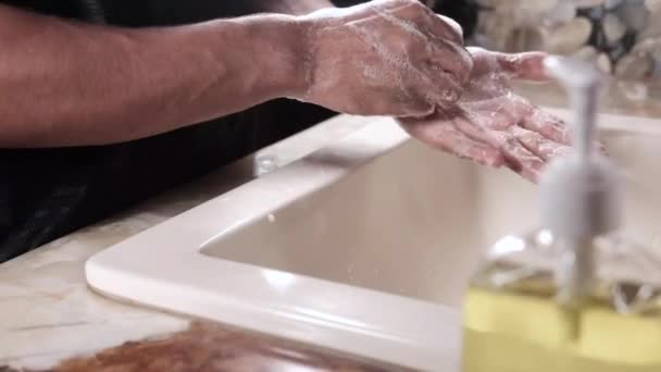 Νεαρός άνδρας πλένει τα χέρια με σαπούνι ζεστό νερό — Αρχείο Βίντεο