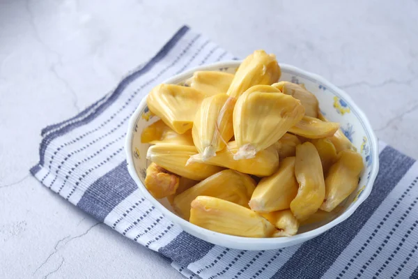 Felső nézet szelet jackfruit egy tálban az asztalon. — Stock Fotó