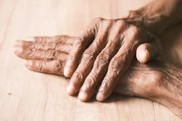 Nahaufnahme der Hände eines älteren Menschen — Stockfoto