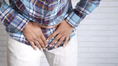 Prostat ve mesane sorunu kavramı, genç bir insanın kasık ağrısı. 