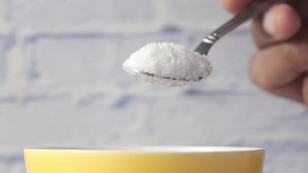 Colocando açúcar branco na xícara de chá — Vídeo de Stock