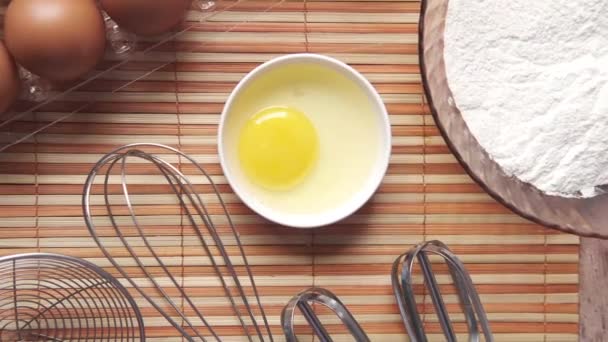 Bakken ingrediënten op een tafel bovenaanzicht — Stockvideo