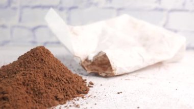 Masadaki bir kasede kakao tozu,