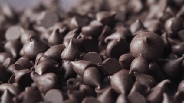 Chocolade chips die uit een plastic pakje morsen, — Stockvideo