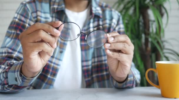 Jovem homem mão segurando óculos vintage — Vídeo de Stock