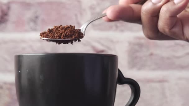 Primer plano de mezclar la potencia del café con agua caliente — Vídeos de Stock