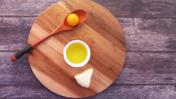 Tomat ceri, keju dan minyak zaitun di atas meja — Stok Video