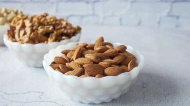 ceviz, fındık ve badem masada. 