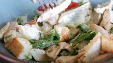 Masadaki kasede Sezar Salatası,