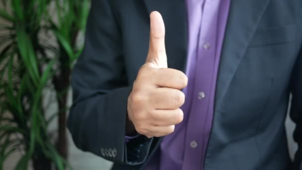 Hombre de negocios mano mostrando un pulgar hacia arriba — Vídeos de Stock