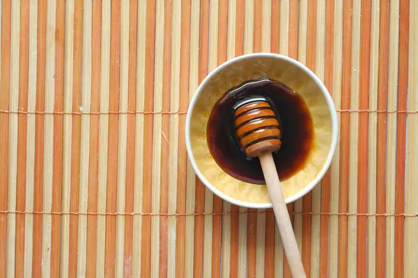 Primer plano de miel fresca con cuchara en la mesa —  Fotos de Stock