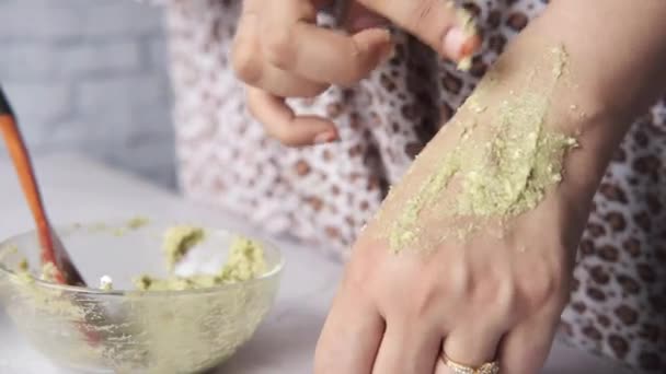 Kobiety stosujące domowej roboty naturalny krem kosmetyczny awokado na skórę, — Wideo stockowe