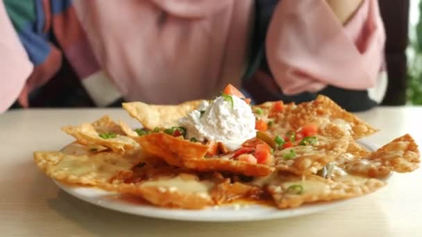 Kvinnor handplocka majschips nachos med stekt malet kött — Stockvideo