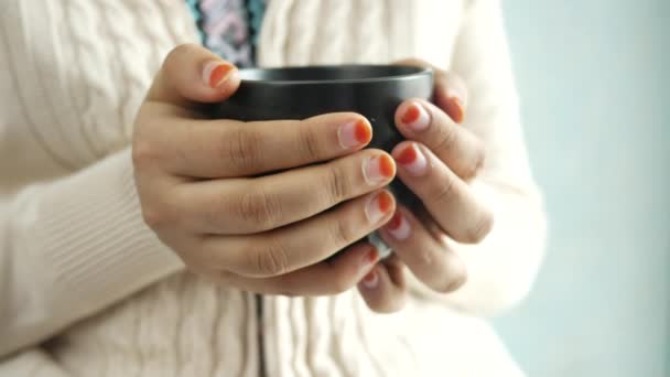 Detailní záběr ženské ruky držící hrnek na kávu — Stock video