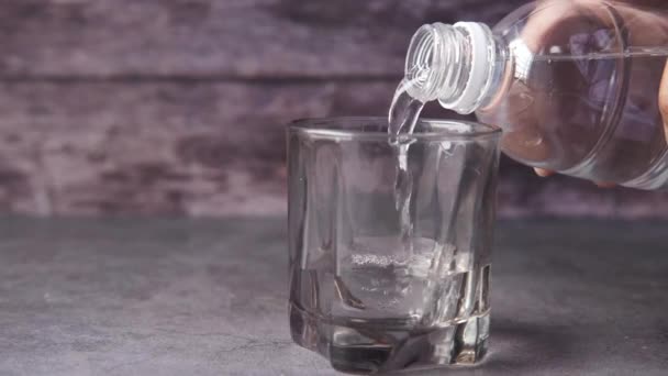Versando acqua in un bicchiere sul tavolo — Video Stock