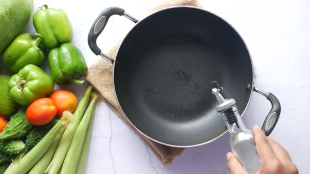 Наливаємо рослинну олію на сковороду . — стокове відео
