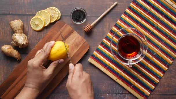 나무 배경으로 생강 과 레몬 차를 만드는 모습. — 비디오