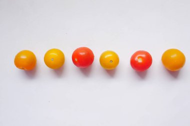 Beyaz arkaplanda renkli kiraz domatesi 