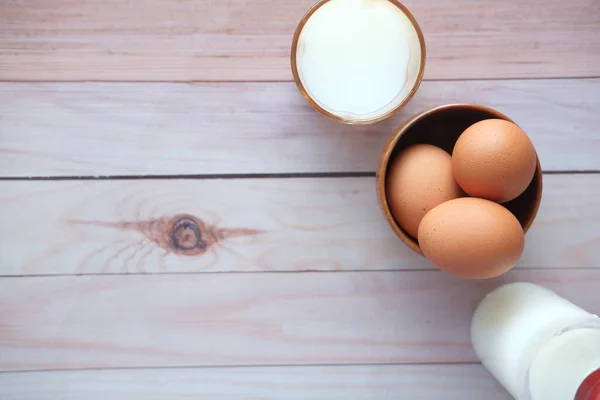 Vue du dessus du verre de lait et d'oeuf sur la table avec espace de copie — Photo