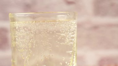 İçkileri siyah bardaklara dolduruyor. .