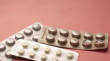 Pembe arka plana düşen su toplayıcı hapları kapat. 