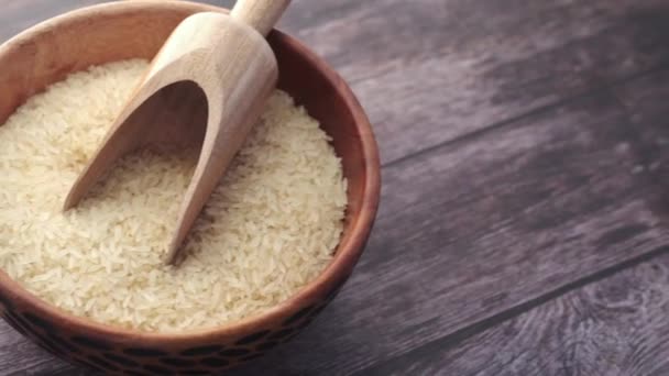 Long grain brown rice in a bowl on white background — Stock Video